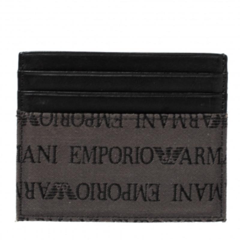 Questo portacarte di Emporio Armani è una perfetta combinazione di raffinatezza e necessità. Realizzato in pelle, l'elegante pezzo nero e grigio è dotato di fessure per riporre le tue carte essenziali.