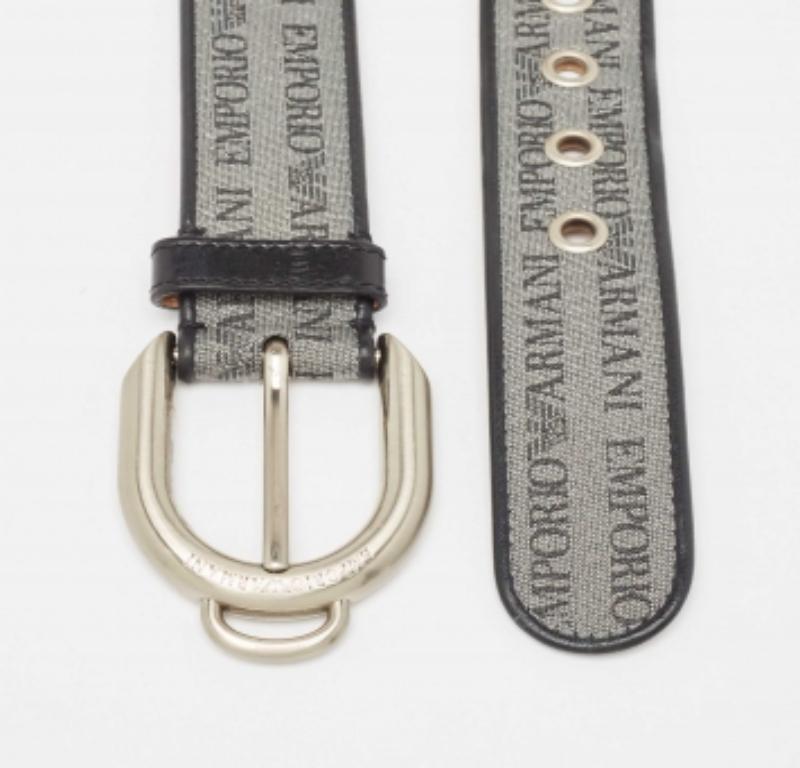 La cintura di Emporio Armani aggiungerà un tocco lucido e sofisticato al tuo abbigliamento. Realizzata in pelle con stampa del logo, questa cintura è impreziosita da una placca con logo argentato sul davanti. Questa cintura sarà sicuramente il tuo