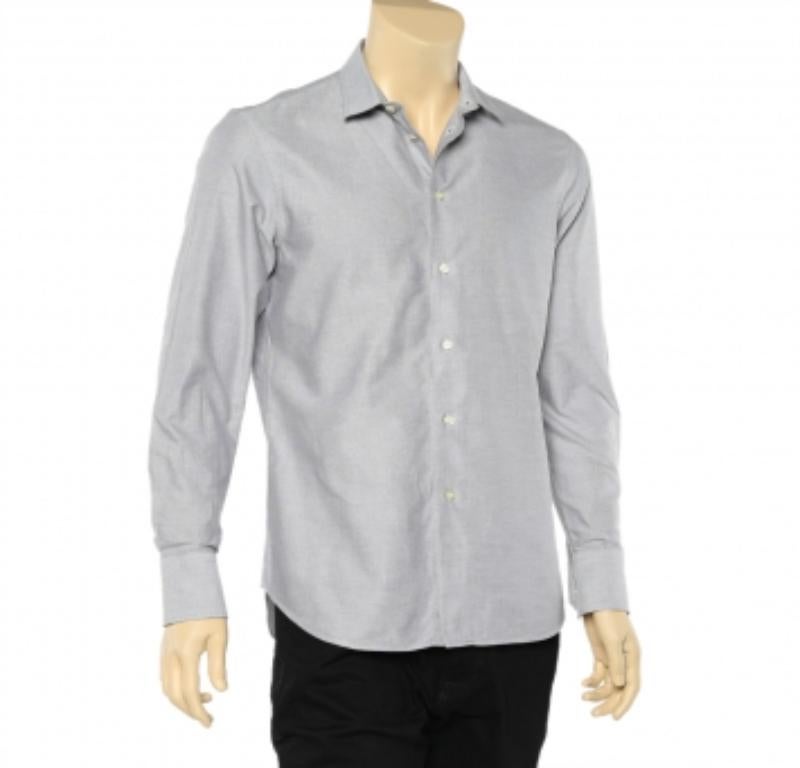 Las camisas Emporio Armani están diseñadas pensando tanto en la comodidad como en el lujo, para que puedas llevarlas durante mucho tiempo. Esta elegante creación está confeccionada con materiales de calidad y se presenta en un tono gris. Las mangas