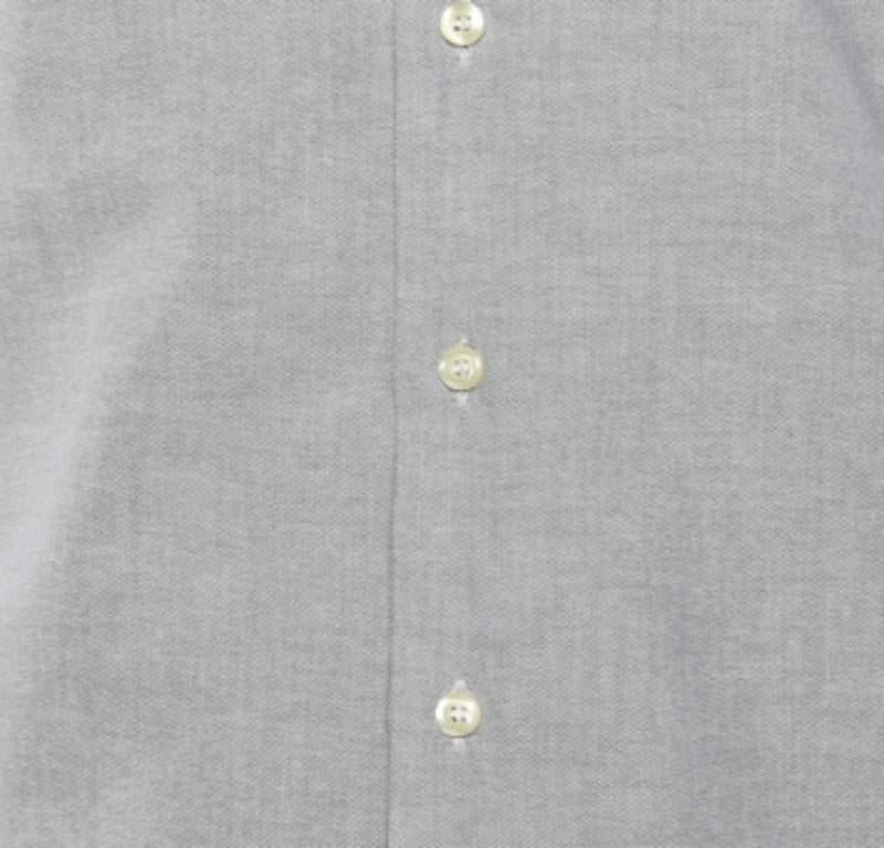 Emporio ARMANI Camisa gris de algodón con botones M en Excelente estado para la venta en Dubai, Al Qouz 2