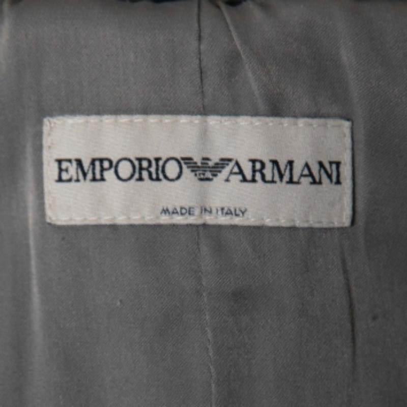 Questa giacca di Emporio Armani ti farà apparire alla moda e chic. È realizzato in tessuto di raso grigio con ricami floreali e presenta maniche lunghe, chiusure con bottoni e collo alto. Completa questa giacca con dei pantaloni neri e delle