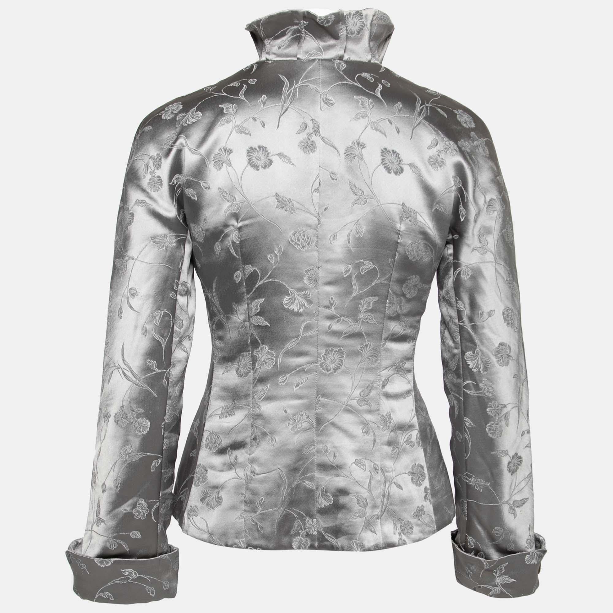 This jacket from Emporio Armani is here to make you look fashionably chic. It is tailored using grey floral-embroidered satin fabric and displays long sleeves, buttoned closures, and a high neck. Complement this jacket with black trousers and pumps