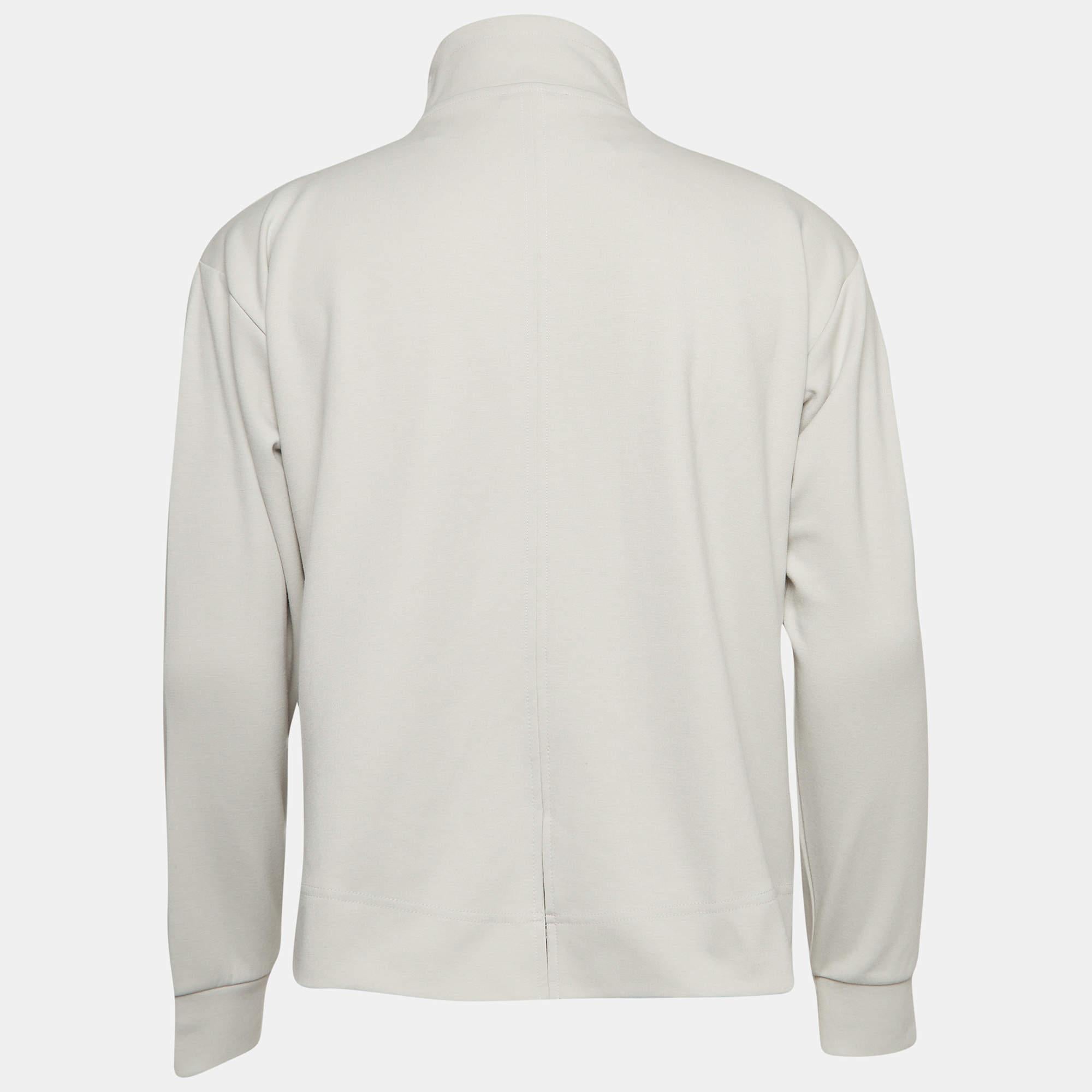 Cette veste de créateur est fabuleuse ! Il est fabriqué en matériaux fins et présente des manches longues. Associez-le à un pantalon et à des baskets pour un look cool.