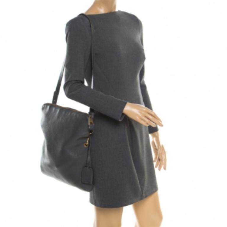 Bolso convertible con solapa y cremallera de piel gris de Emporio Armani en venta 5