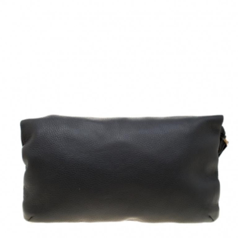Bolso convertible con solapa y cremallera de piel gris de Emporio Armani en Bastante bueno estado para la venta en Dubai, Al Qouz 2