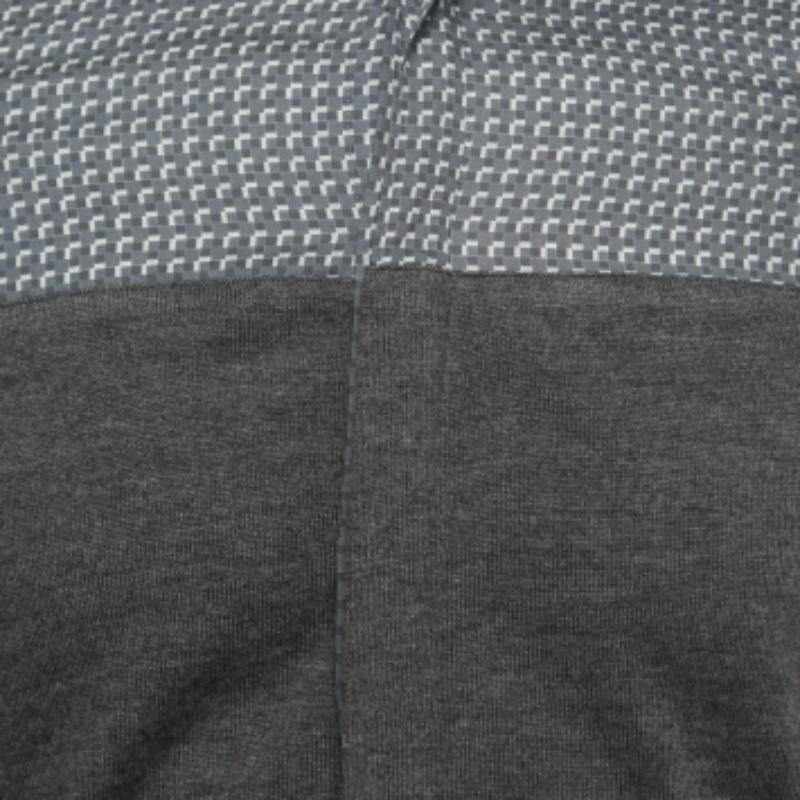 Emporio ARMANI Chemise à manches longues en tricot de coton et de laine gris à motifs S en vente 1