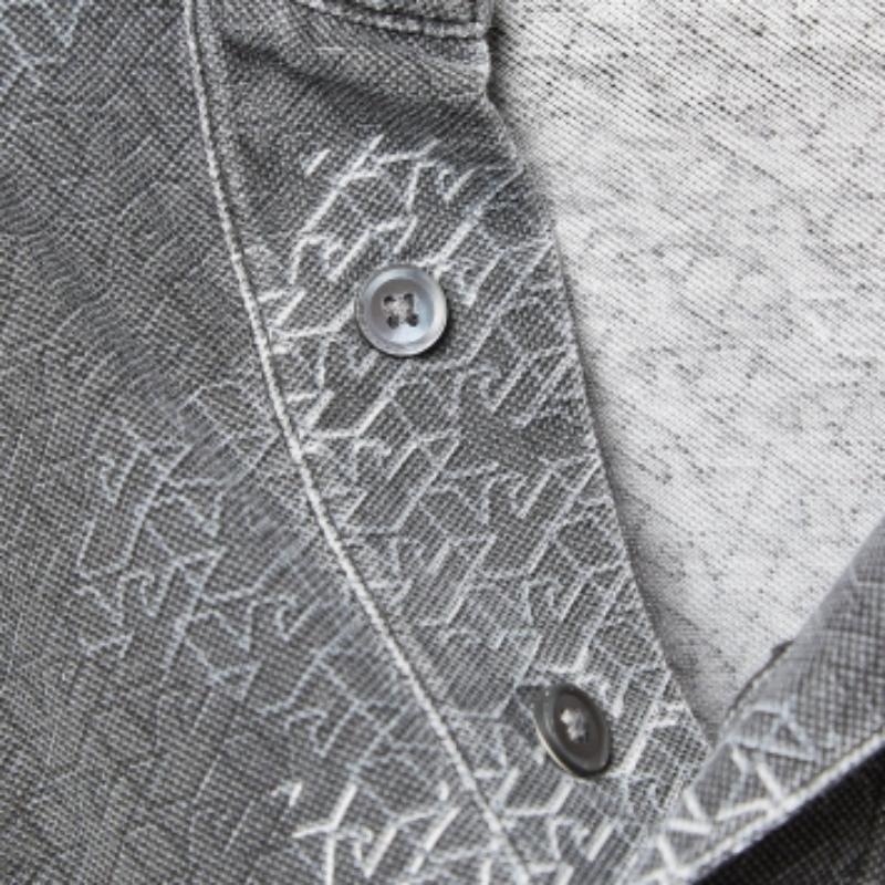 Una combinazione perfetta di comfort, lusso e stile: questa maglietta firmata è un pezzo imperdibile! Realizzata con materiali di qualità, questa creazione può essere abbinata a pantaloni in denim e sneakers per un look cool.