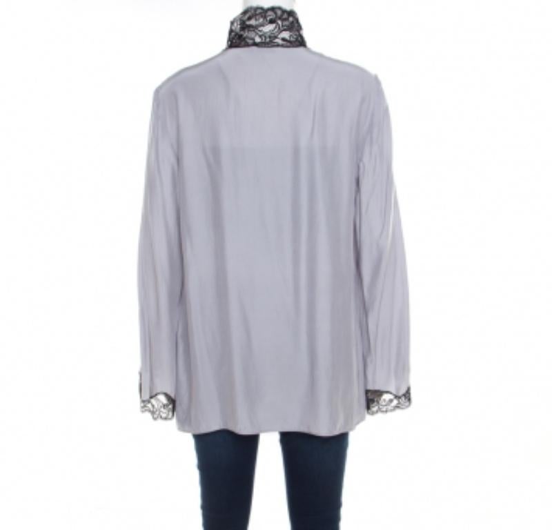 Emporio Armani Camicia con maniche svasate in seta grigia con bordi in pizzo smerlato L.L.A. In condizioni buone in vendita a Dubai, Al Qouz 2