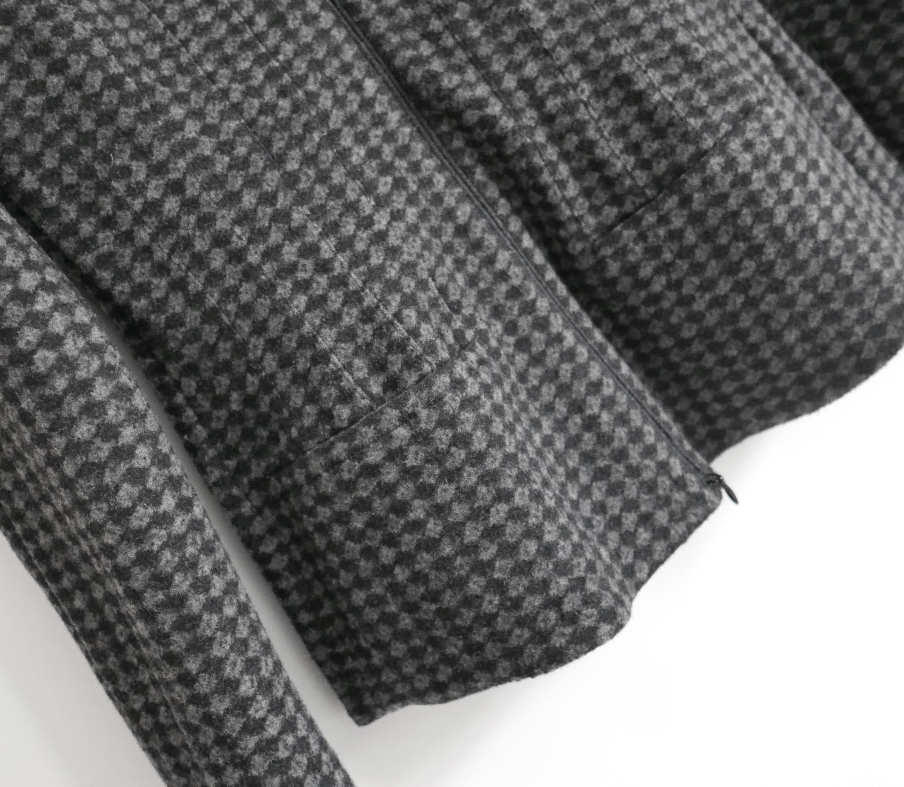 Giacca EmpORIO ARMANI dal taglio superbo. Non indossato. Realizzato in misto lana/poliammide/elastan a quadri a rombi di colore grigio medio e scuro, ha un taglio super lusinghiero ispirato a Bar con pince in vita, piccole tasche applicate e orlo a