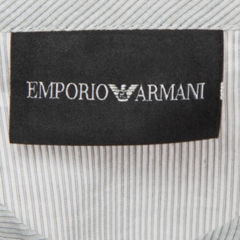 Entdecken Sie die Essenz von Stil und Komfort in diesem grauen Hemd von Emporio Armani. Durch sein sorgfältiges Design verbindet er harmonisch Luxus mit Funktionalität und ist damit die ultimative Wahl für einen modischen und zugleich entspannten