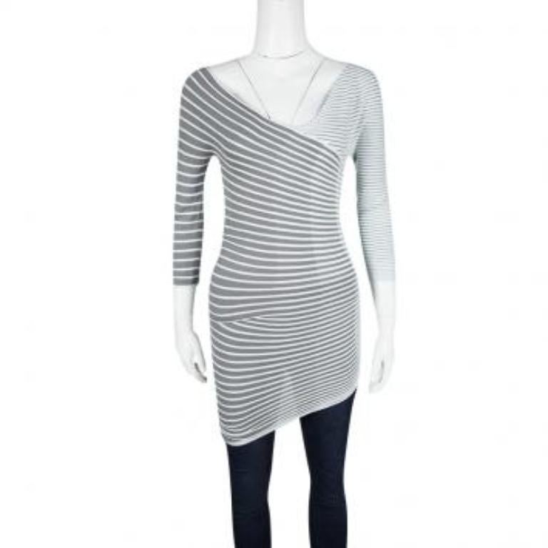 Dieses schlichte und stilvolle Oberteil von Emporio Armani ist ein idealer Kauf. Es wurde aus hochwertigen Stoffen geschneidert und mit gestreiften Falten und einem asymmetrischen Saum versehen. Dieses Stretch-Top kann mit Leggings oder Skinny Jeans