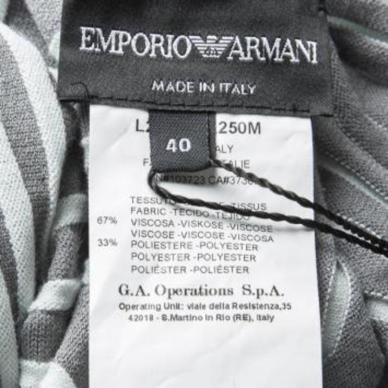 Emporio Armani Grau Gestreiftes Plissiertes Asymmetrisches Stretch-Top S im Angebot 1