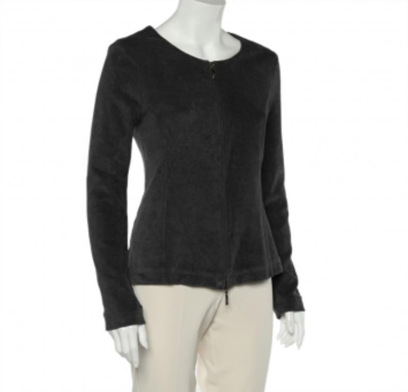 Feal comodo ma elegante con questa giacca con zip di Emporio ARMANI. È realizzata in tessuto di spugna e sfoggia una tonalità grigia che si abbina bene a diversi tipi di pantaloni.