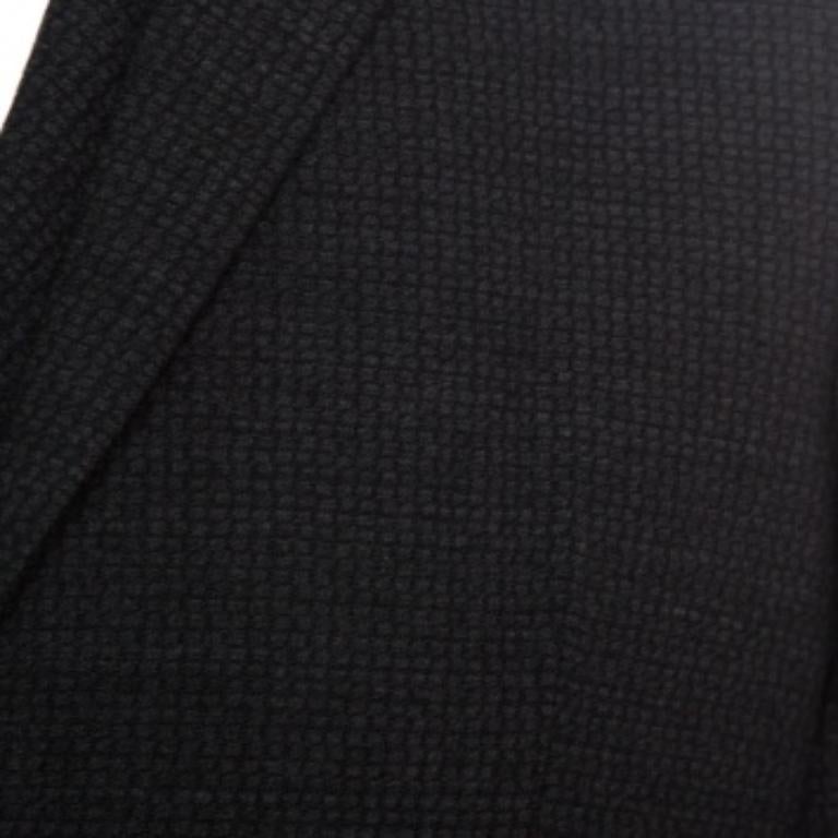 Complétez un look formel qui respire le raffinement avec cette veste suave d'Emporio Armani. La perfection du tailleur est atteinte grâce à la construction en laine, aux doubles revers et aux épaules robustes qui rendent la silhouette plus définie.