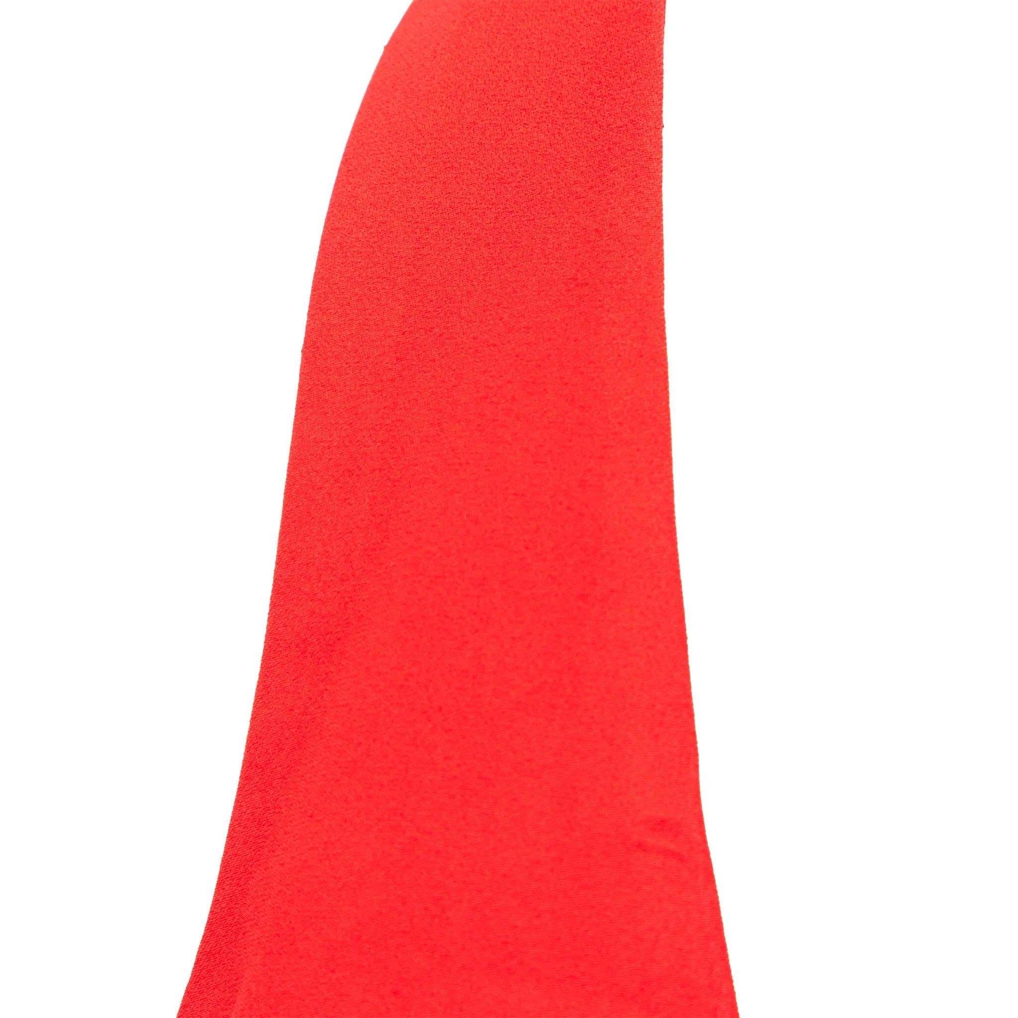 Fabricado en mezcla de acetato y viscosa, este atrevido top rojo estilo chaleco tiene cuello halter, espalda abierta, botones delanteros cubiertos de tela y hebilla trasera ajustable.
 Observaciones: presenta algunos signos de desgaste.  
 Medidas: