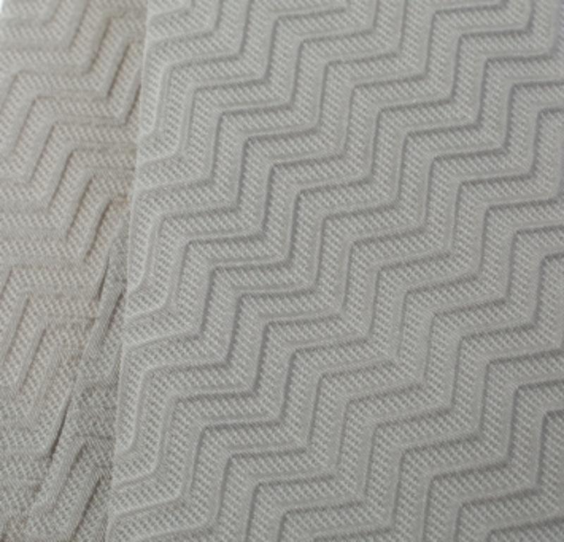 Emporio Armani Elfenbeinfarbene Seidenkrawatte mit Zig Zag-Prägung (Grau) im Angebot