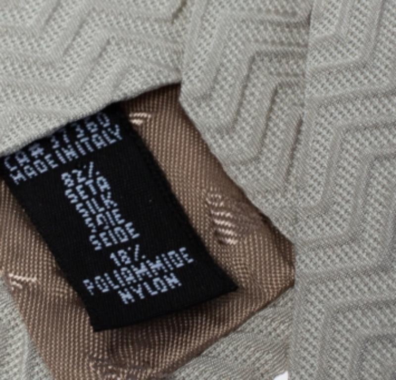 Emporio Armani Elfenbeinfarbene Seidenkrawatte mit Zig Zag-Prägung im Zustand „Gut“ im Angebot in Dubai, Al Qouz 2