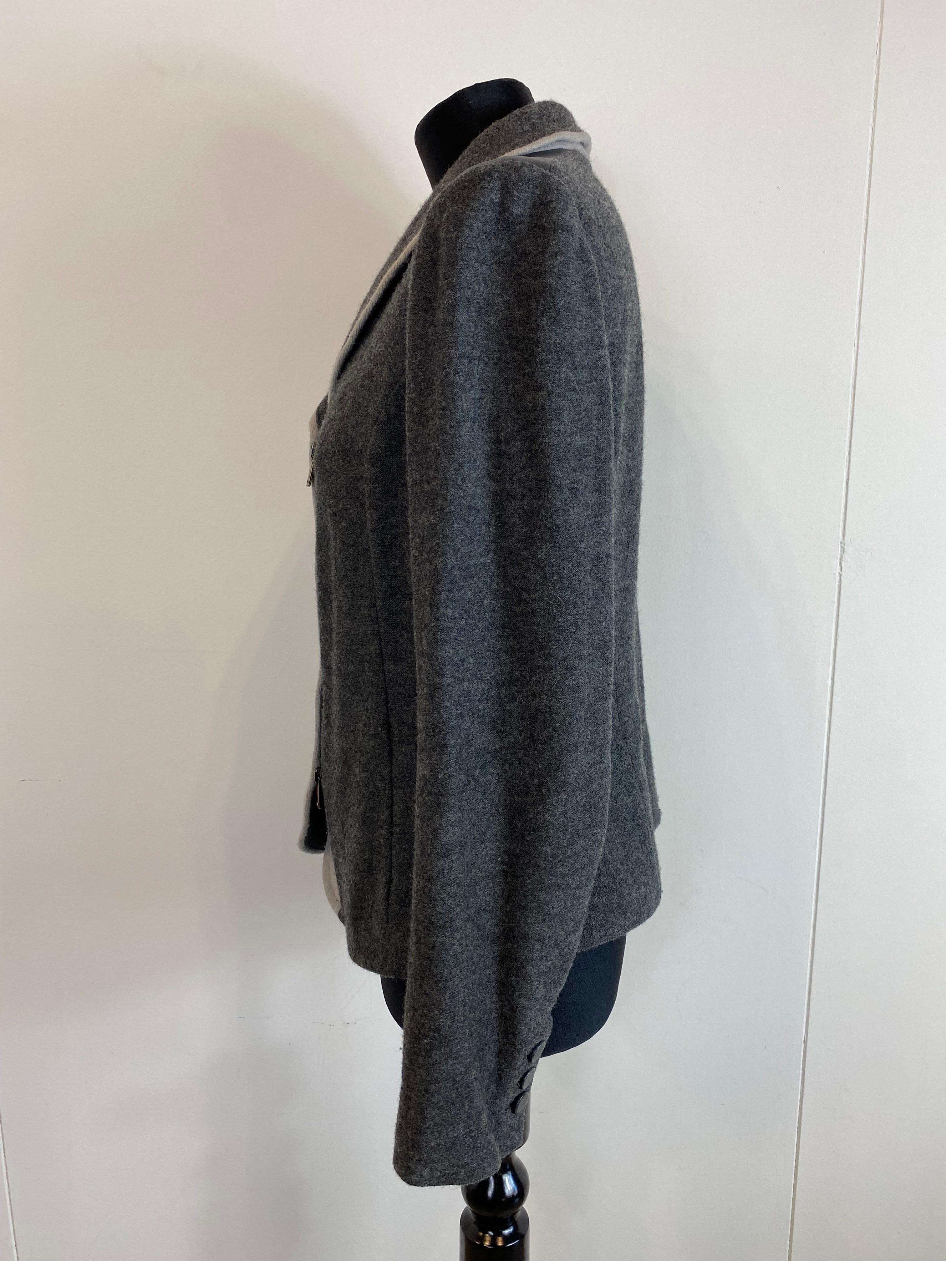 Emporio Armani deconstructed jacket in grey wool.
Asymmetrical closure with two-way zip.
Shawl collar.
Two pockets.
Unlined.
In perfect condition.
Size 46
Shoulders 41 cm
Bust 48 cm
Waist 44 cm
Total length 60 cm
Sleeve length 61 cm