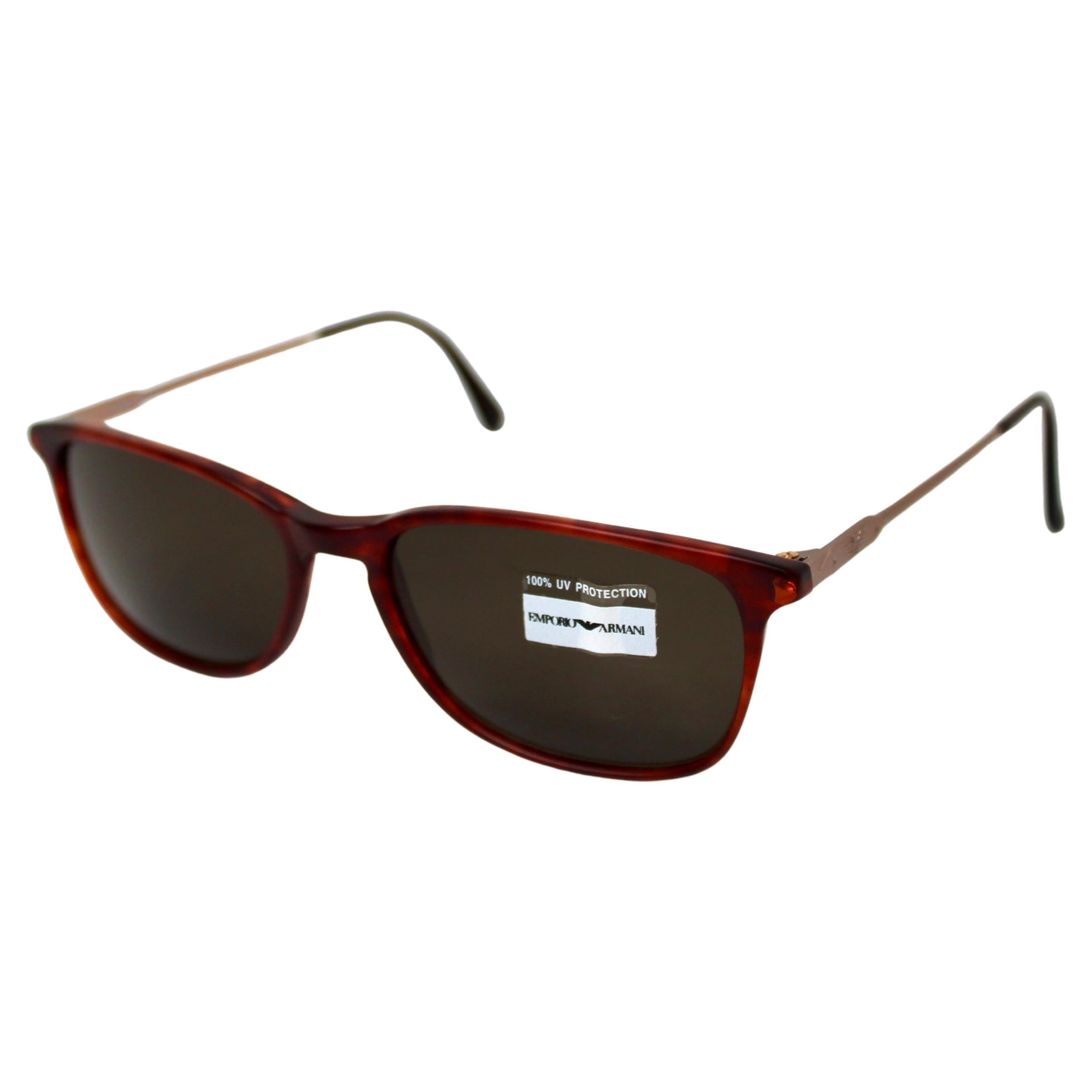 Gli occhiali da sole Wayfarer con montatura tartarugata rosso opaco di Emporio Armani, risalenti agli anni '90 circa, emanano una raffinatezza senza tempo con un tocco audace e moderno. Il motivo a guscio di tartaruga rosso opaco della classica
