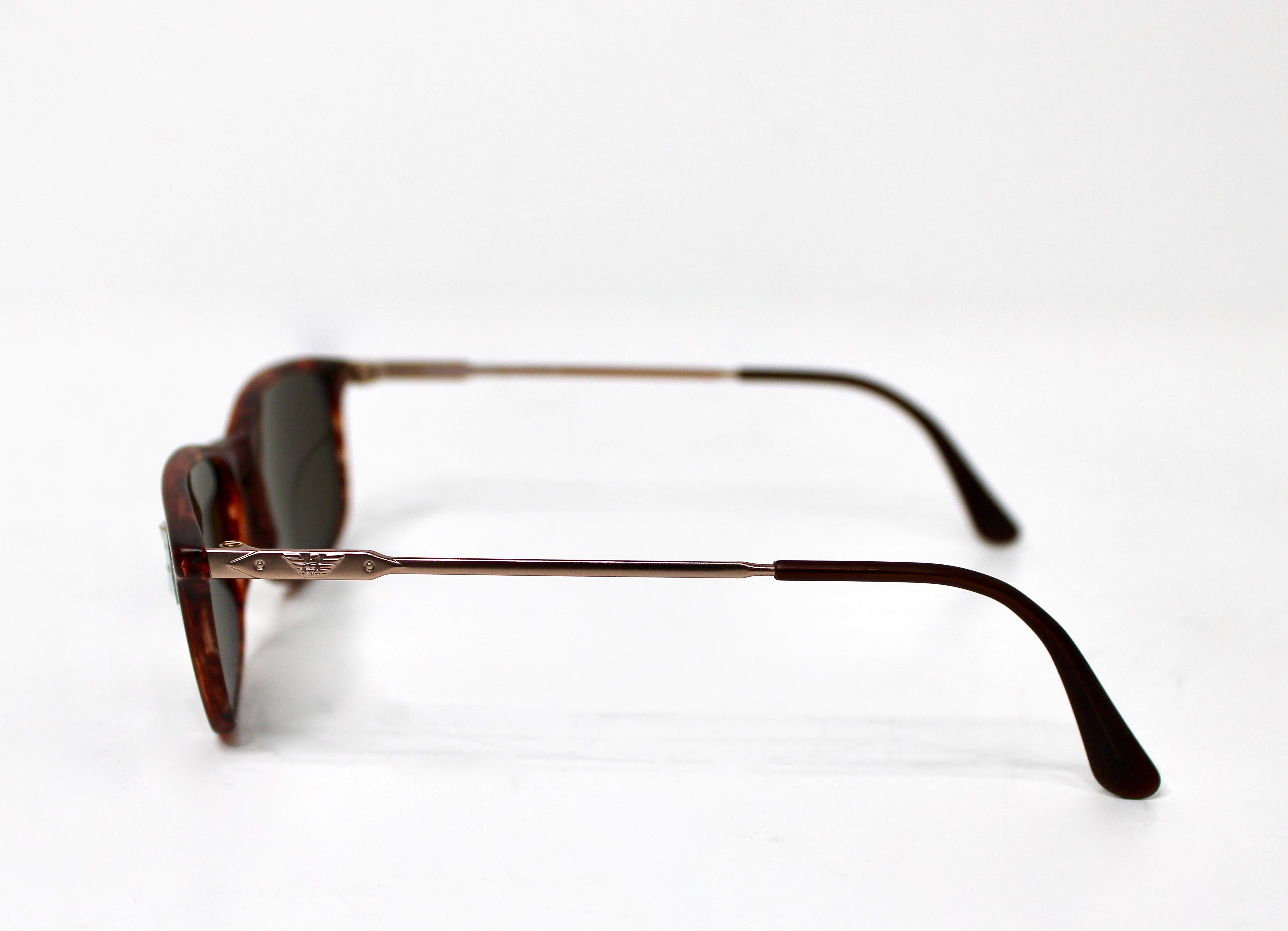 Nero Occhiali da sole Wayfarer con montatura tartarugata rosso opaco di Emporio Armani, circa anni '90 in vendita