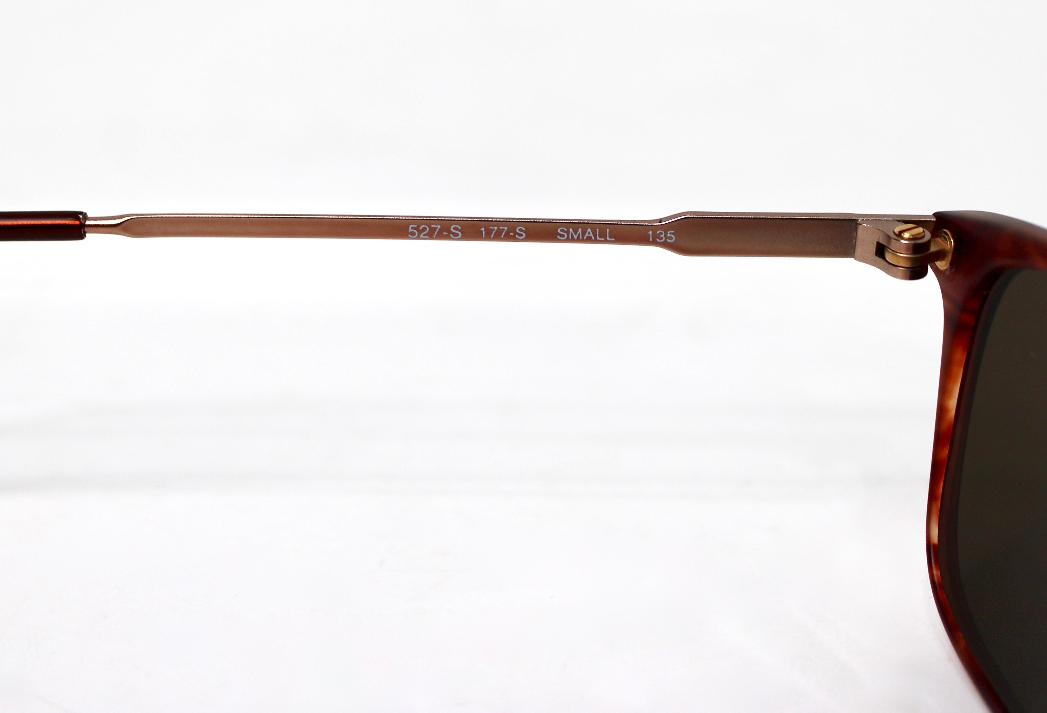 Occhiali da sole Wayfarer con montatura tartarugata rosso opaco di Emporio Armani, circa anni '90 in vendita 1