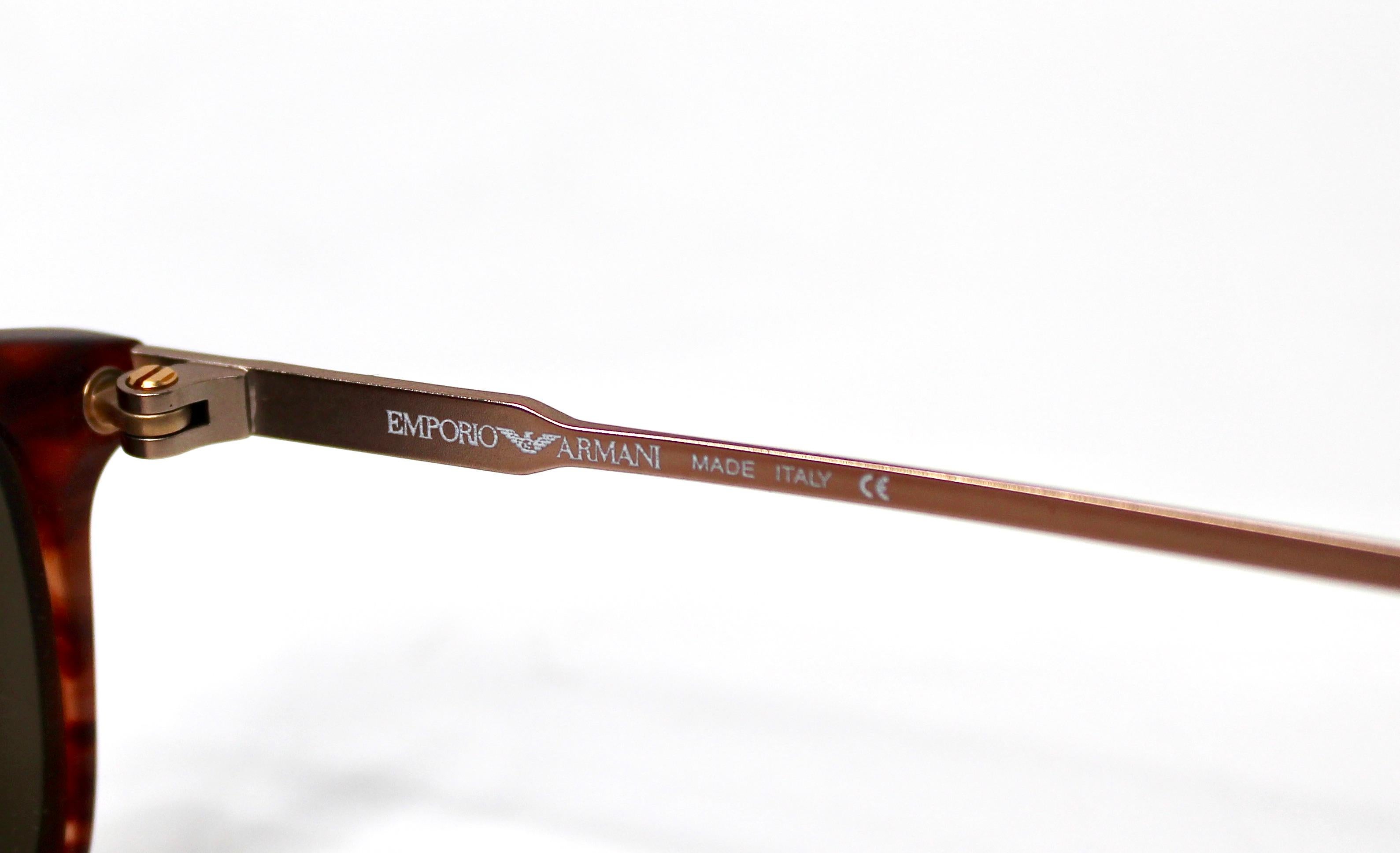 Occhiali da sole Wayfarer con montatura tartarugata rosso opaco di Emporio Armani, circa anni '90 in vendita 2