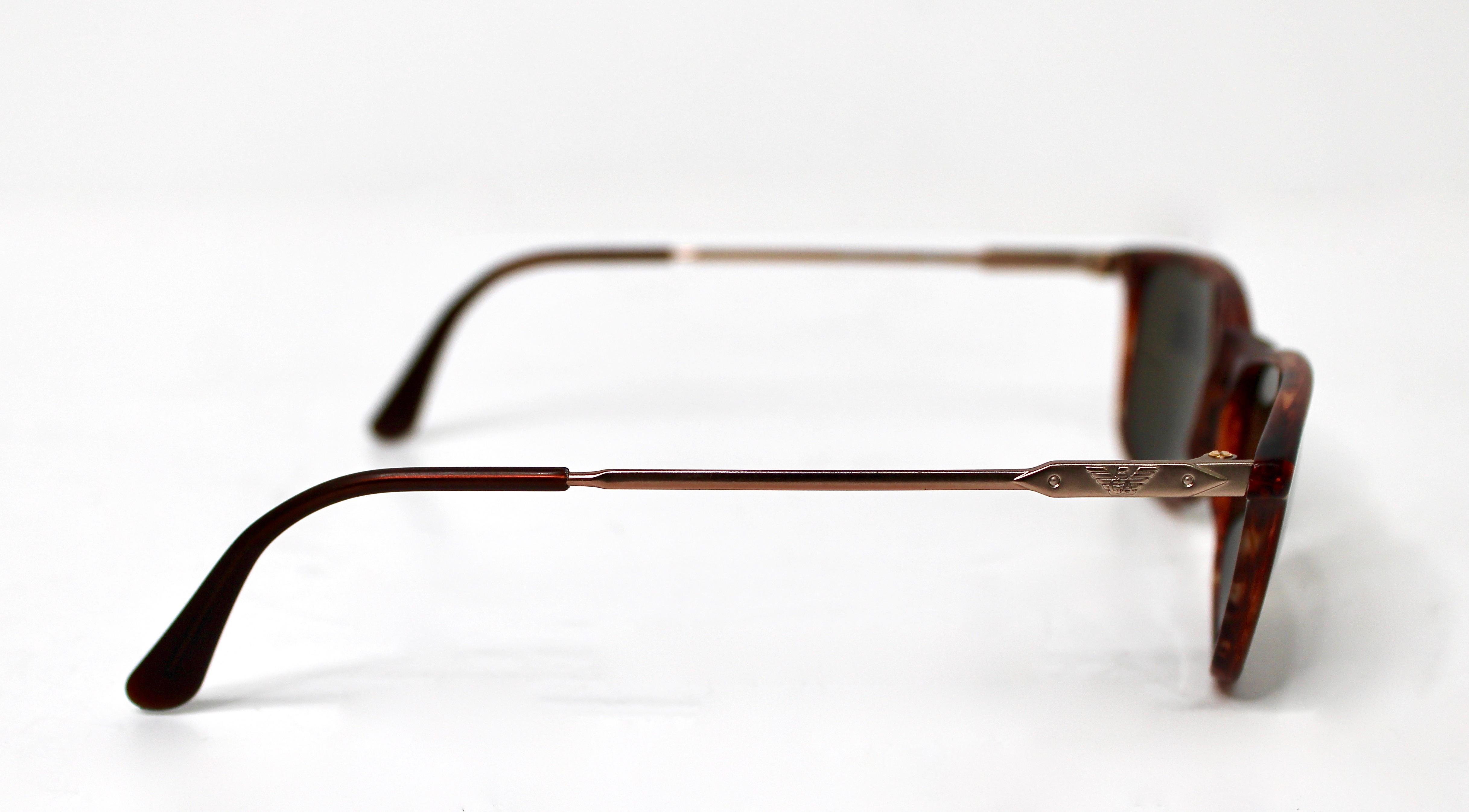 Occhiali da sole Wayfarer con montatura tartarugata rosso opaco di Emporio Armani, circa anni '90 in vendita 3