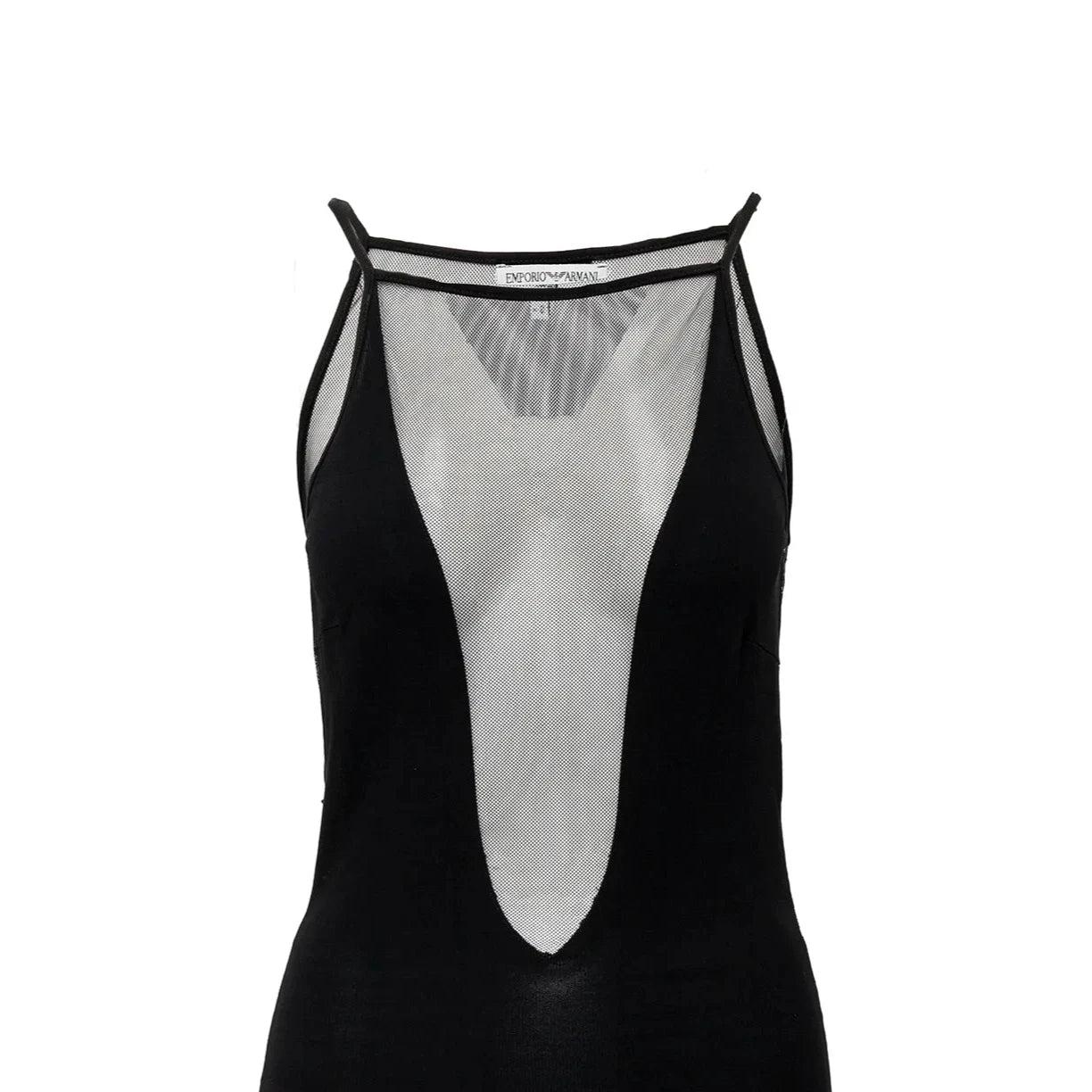 Schwarzes, tailliertes Kleid von Emporio Armani mit dünnen Trägern, Netzausschnitt vorne, offenem Rücken und seitlichem Reißverschluss - elegant, modern und mühelos gewagt.
 Bemerkung: Das Kompositionskennzeichen fehlt.  
 Maße: