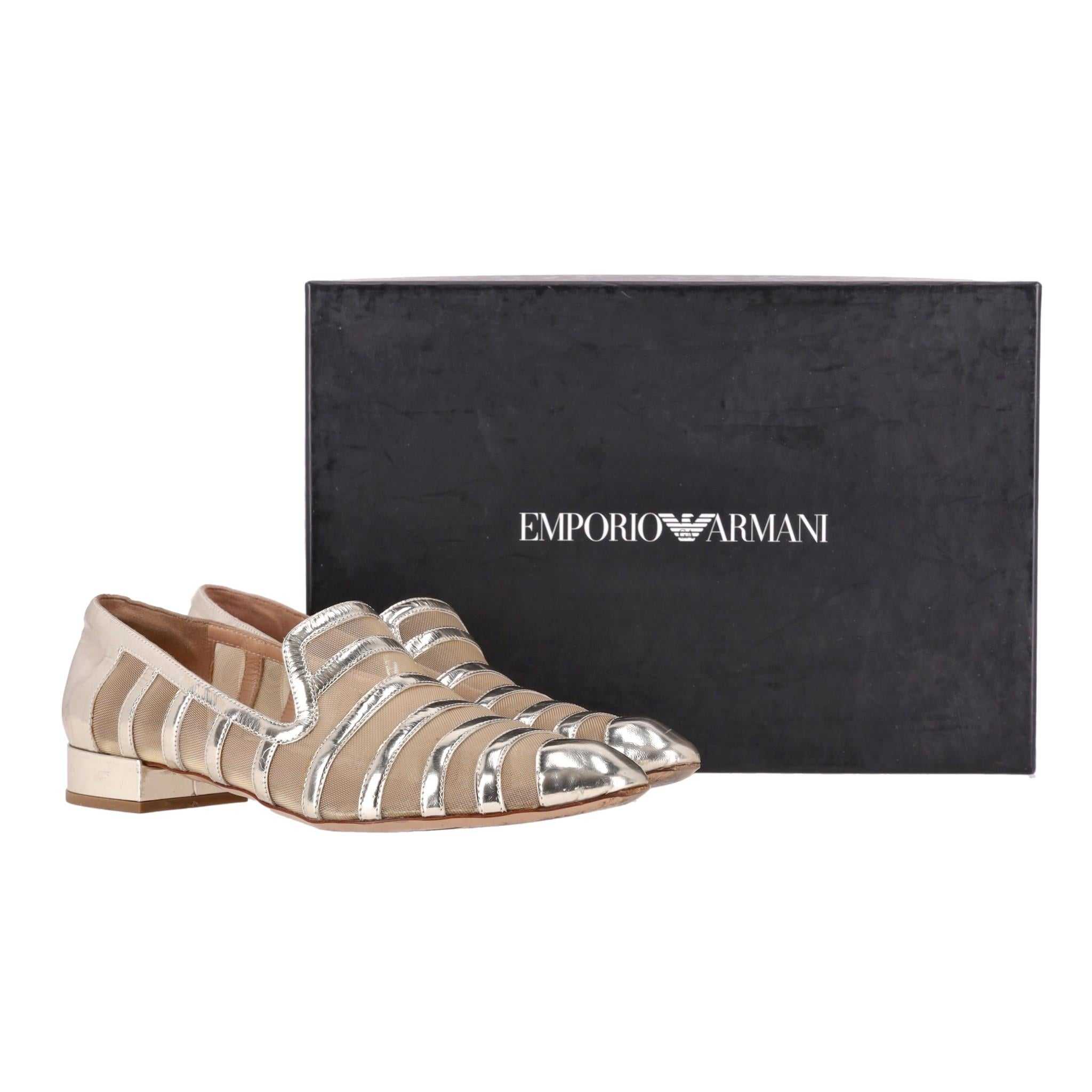 Emporio Armani Gestreifte Loafers aus Metallic-Leder

Champagnergoldenes Leder und durchsichtiges Netz mit Streifenmuster.

Mit mandelförmiger Zehenpartie, gestapeltem Blockabsatz und Slip-on-Design.

Preis ca. £450

Größe - 36

Zustand - Gut