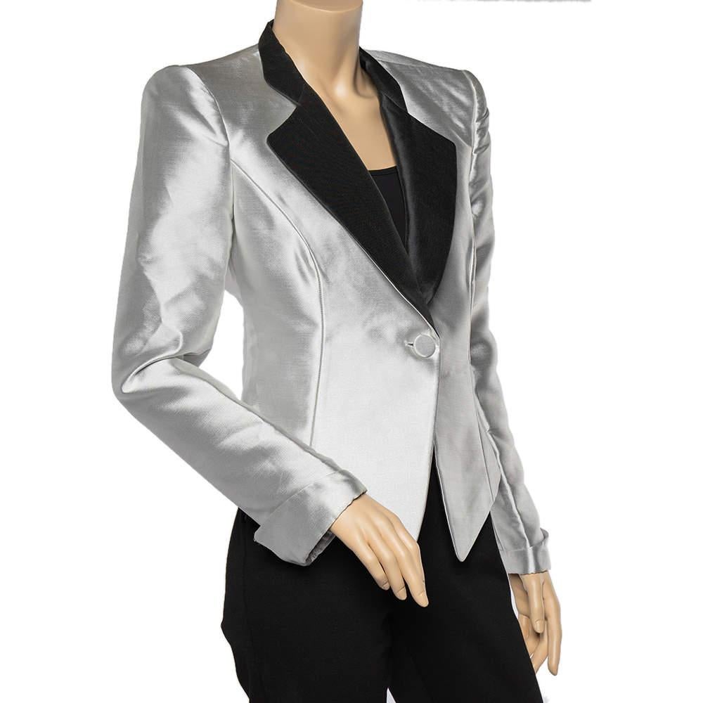Stay on-point with the latest trends by donning this Emporio Armani blazer. This piece will make a fashionable addition to any look. It is tailored from quality fabric and designed with button fastenings and long sleeves. The metallic silver hue