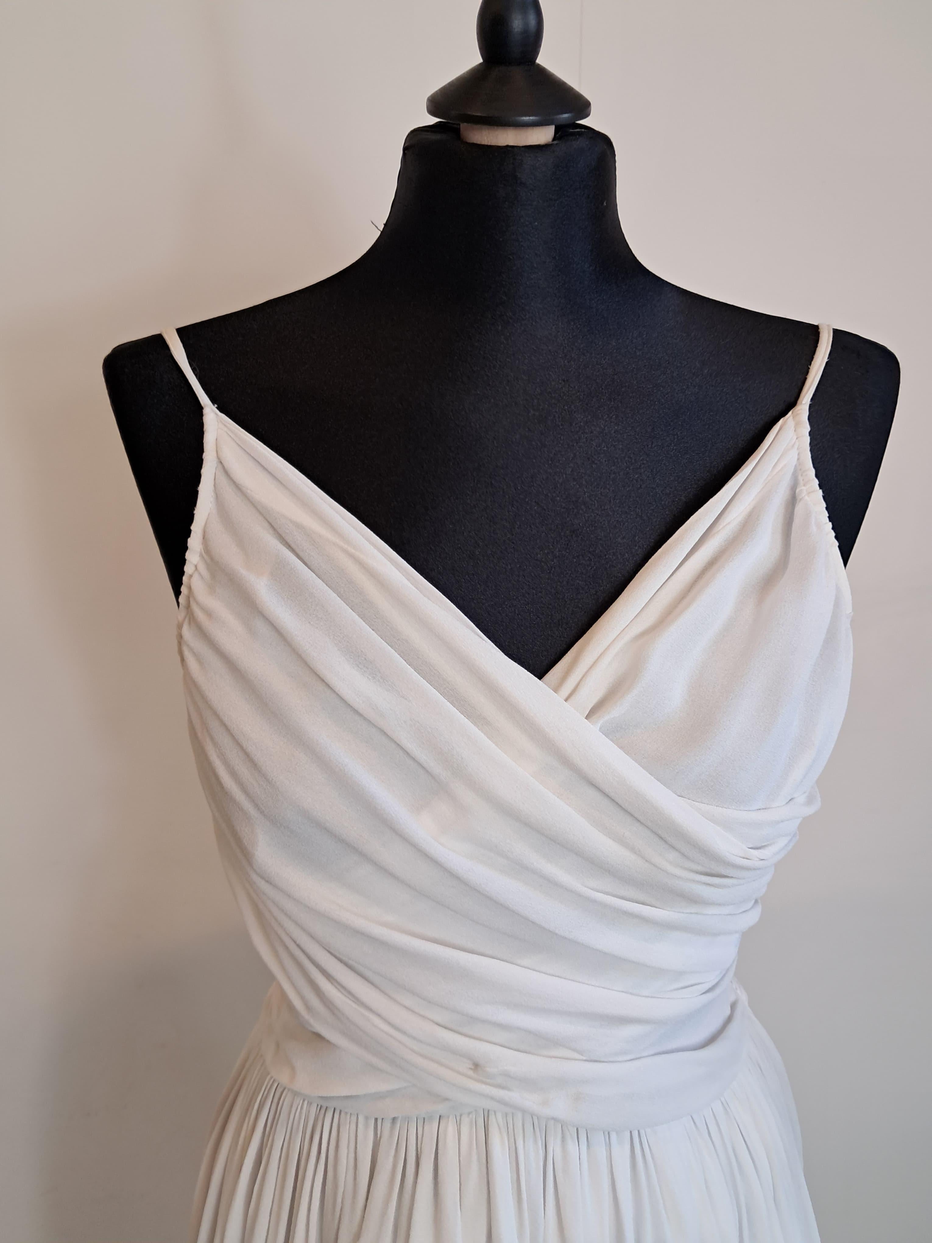 Abito midi di Emporio Armani
Taglia 42 IT.
100% viscosa.
Lunghezza 80 cm.
In buone condizioni, presenta segni di utilizzo come mostrato nella foto.