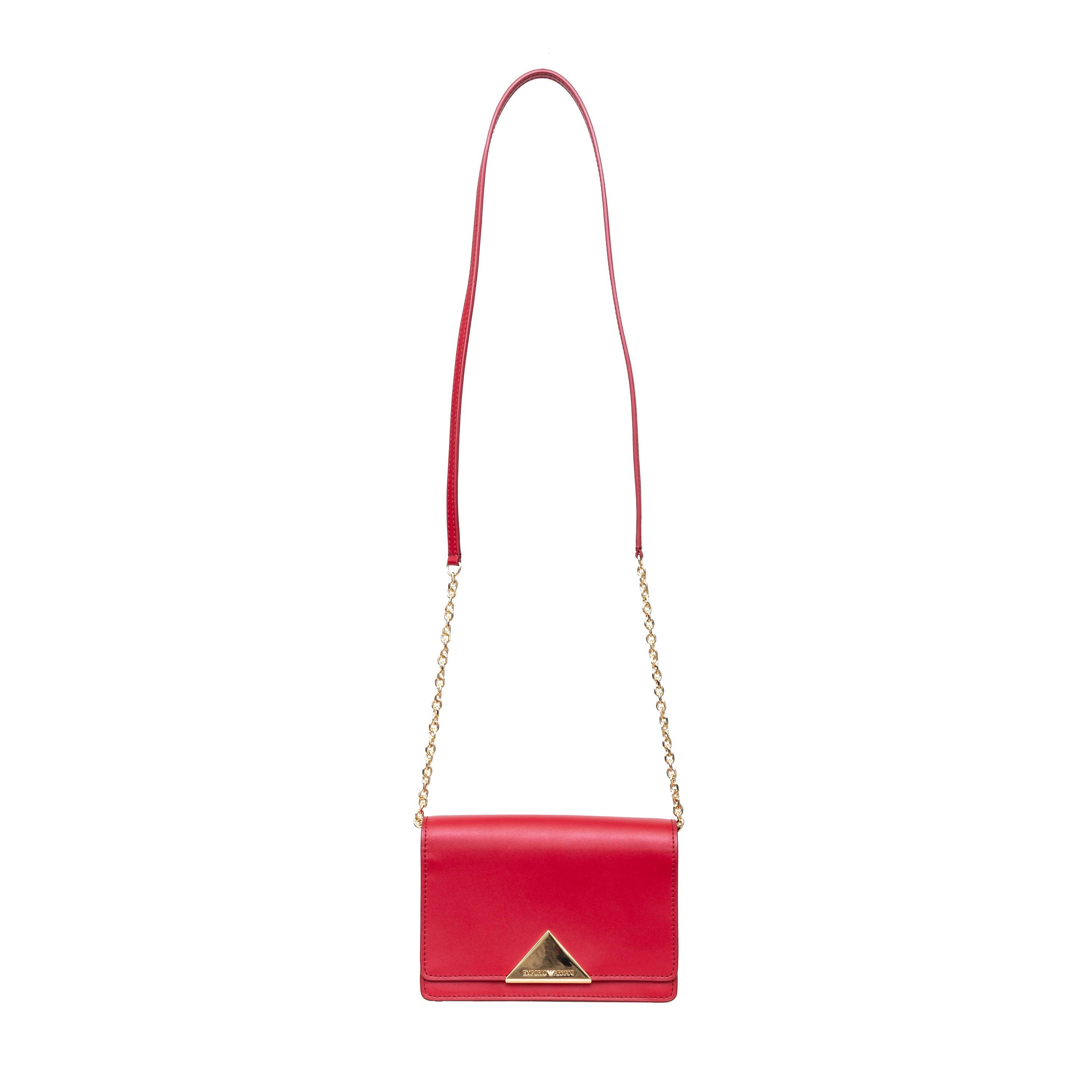 Este bolso cruzado compacto de piel roja de Emporio Armani cuenta con una correa de cadena y piel, herrajes dorados y un cierre magnético para un diseño elegante y con estilo.
 Incluye: bolsa para el polvo 
 Medidas: