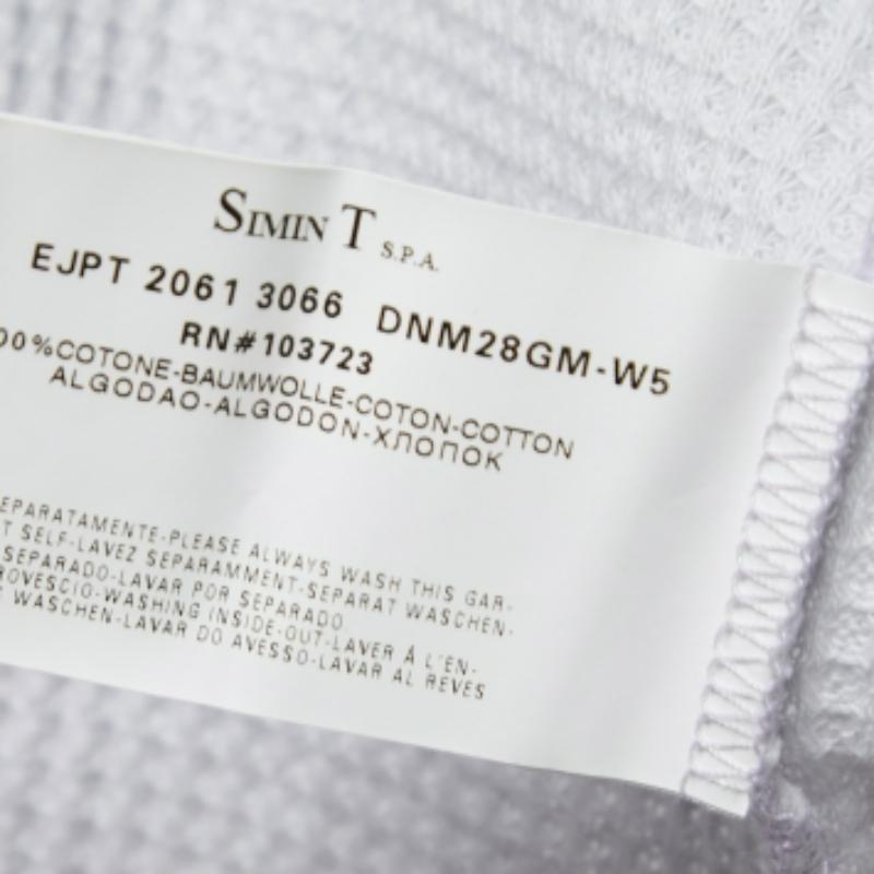 Una combinación perfecta de comodidad, lujo y estilo, ¡esta camiseta de diseño es una pieza imprescindible! Fabricada con materiales de calidad, esta creación puede combinarse con pantalones vaqueros y zapatillas deportivas para un look fresco.