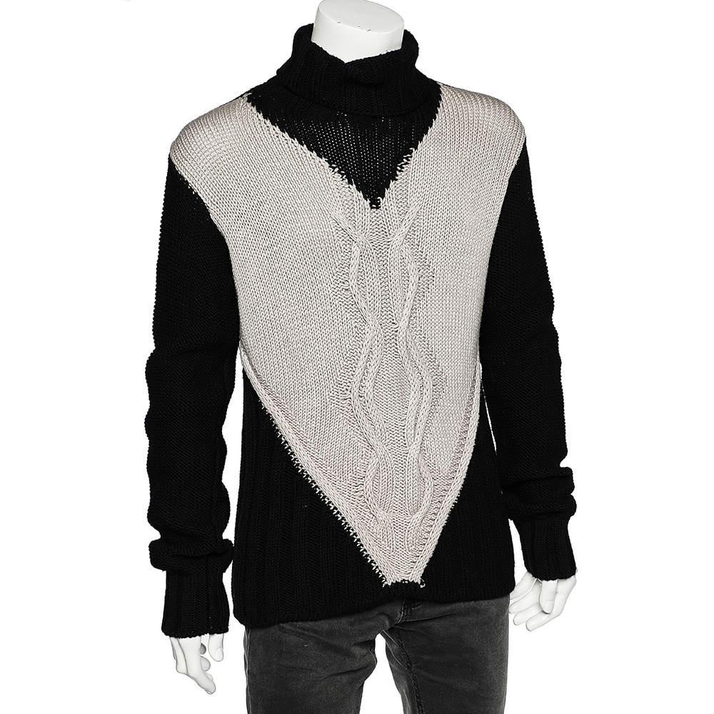 Per questa stagione invernale, crea uno stile senza sforzo con questo maglione di Emporio Armani! È realizzato in lana in stile dolcevita e ha un design monocromatico.