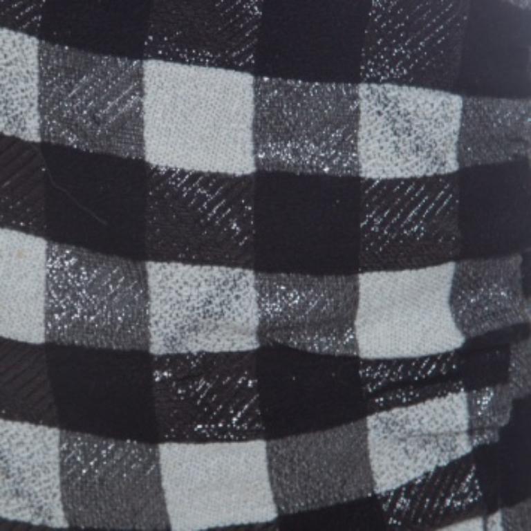 Presented by the house of Emporio Armani, this skirt is a stylish wardrobe upgrade for a classy look of panache. Adorned with shimmery lurex, that imparts a luxurious shine to the surface, this pencil skirt is crafted into an evergreen checkered