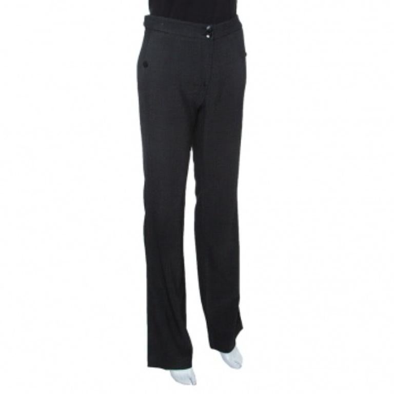 Aggiorna il tuo armadio formale con questi pantaloni di Emporio Armani. Hanno una finitura monocromatica con puntini minuscoli su tutta la superficie e una struttura sottile che ti offrirà una vestibilità perfetta. Il loro aspetto sarà formalmente