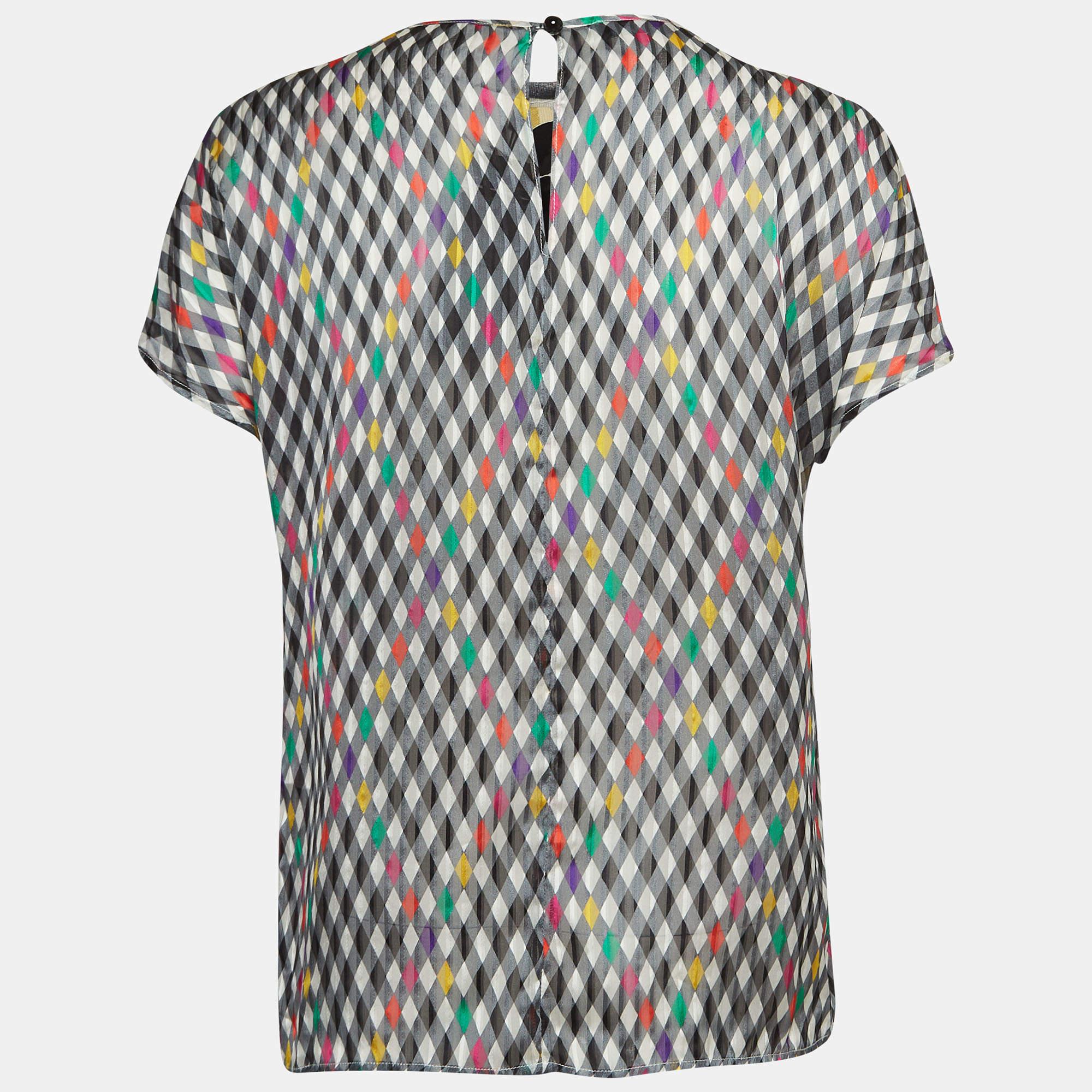Scegli il comfort della moda con questo top di Emporio ARMANI. È realizzato in seta e presenta maniche corte, chiusura posteriore con bottoni e dettagli ricamati.