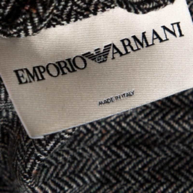 The jacket has been designed by Emporio Armani to accompany you all day long. Made from quality materials, the quilted jacket promises comfort and high-fashion. It features a front zip closure, floral prints, and sharp cuts.