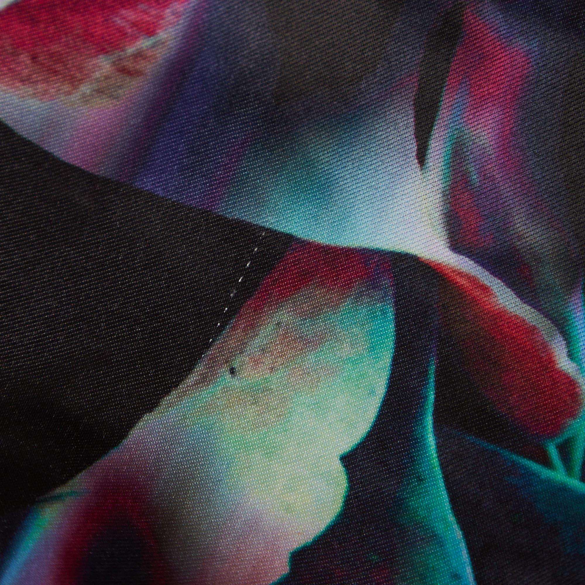 Emporio Armani - Robe sans manches en sergé de satin imprimé multicolore M Pour femmes en vente
