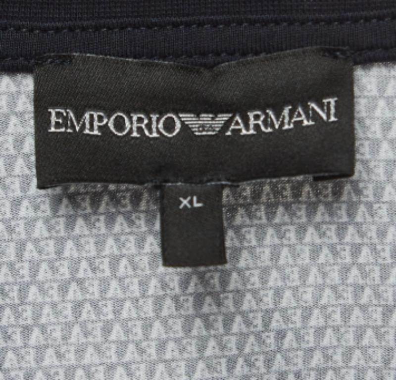 Emporio ARMANI Bleu marine T-shirt en coton imprimé du logo All-Over XL Bon état - En vente à Dubai, Al Qouz 2