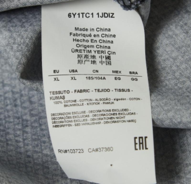 Emporio ARMANI Bleu marine T-shirt en coton imprimé du logo All-Over XL Pour hommes en vente