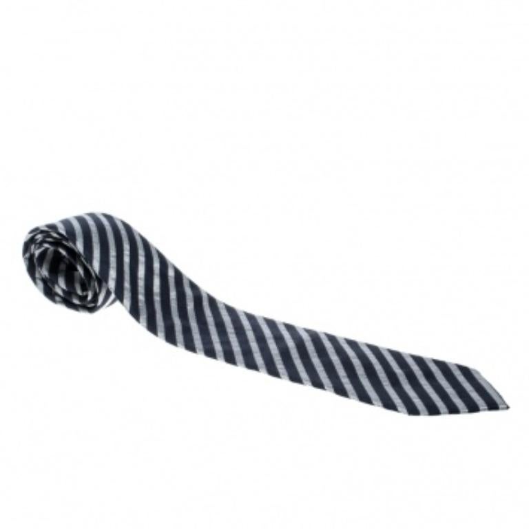 Emporio ARMANI Cravate en soie rayée bleu marine et gris Bon état - En vente à Dubai, Al Qouz 2