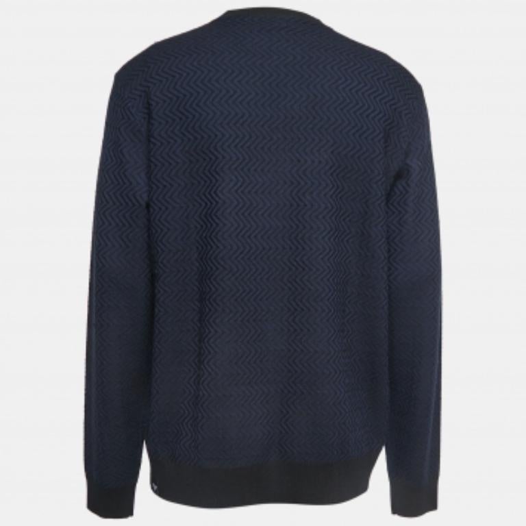 Una salida invernal sin jersey es casi imposible. Por suerte, un jersey elegante como éste siempre enriquecerá tu conjunto sin esfuerzo. Diseñado con tejidos de calidad, este jersey es a la vez cómodo y elegante.