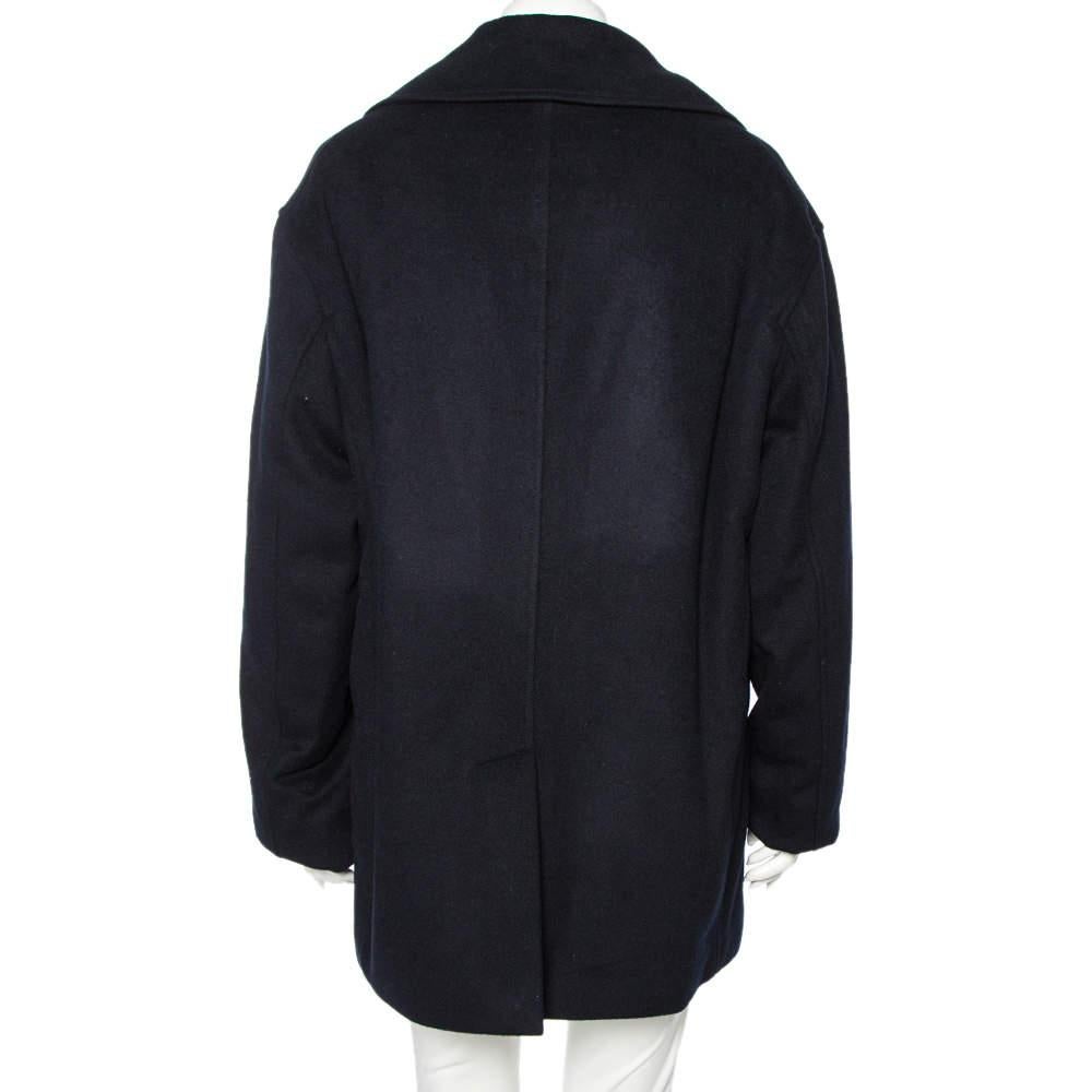 Emporio Armani bringt Ihnen diesen fabelhaften Mantel, der Sie an kalten Tagen mit High Fashion wärmt. Er ist aus Kaschmir gefertigt und verfügt über einen Zweireiher mit Knöpfen, Taschen und langen Ärmeln. Der Mantel fühlt sich luxuriös an und wir