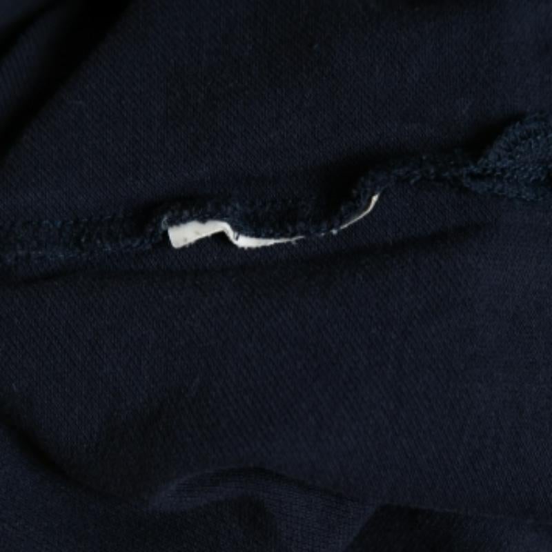 Emporio Armani da un giro elegante a la sencilla camiseta Polo con esta prenda. Está hecha de algodón en un diseño de manga corta, y el logotipo en la parte delantera realza su aspecto.