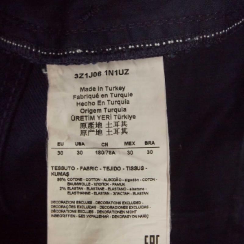 Emporio ARMANI Vaqueros Slim Fit Azul Marino M Cintura 30 en Bueno estado para la venta en Dubai, Al Qouz 2