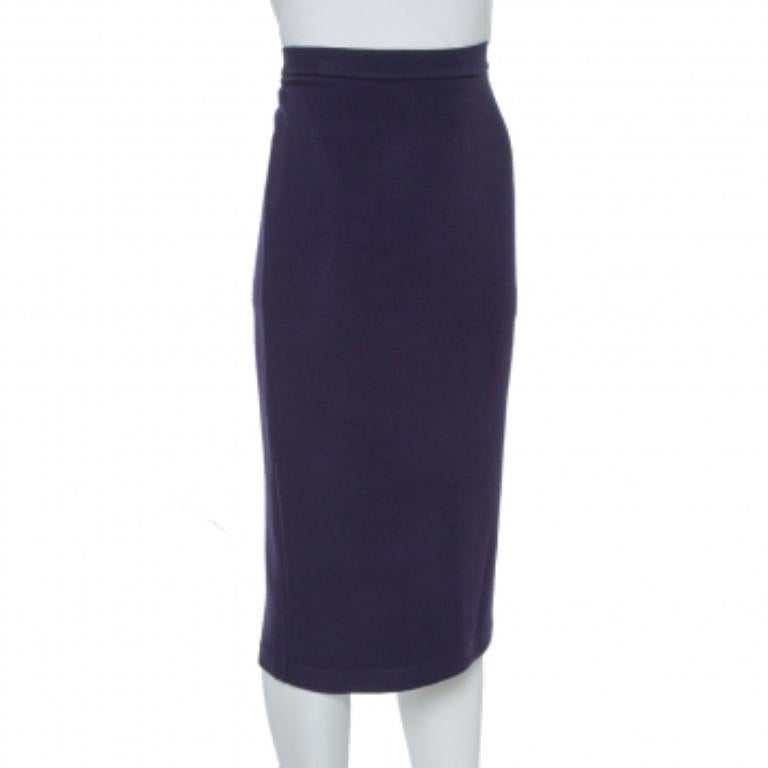 Wear this Emporio Armani skirt for an effortless, elegant silhouette. Crafted in quality materials, it features a midi hem for a flattering, feminine finish and is equipped with a zipper and a vent at the back. For an evening look, style it with a