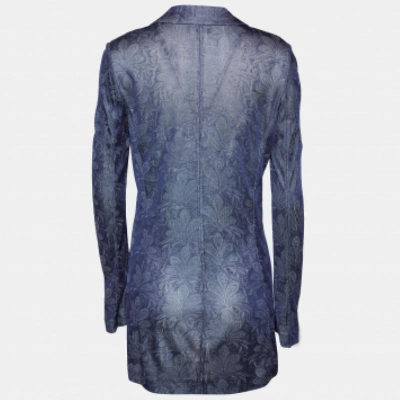 Dai una finitura elegante e alla moda al tuo look con questo blazer di Emporio Armani. Realizzato con cura utilizzando tessuti di qualità, il blazer è dotato di bottoni frontali, tasche e maniche lunghe.