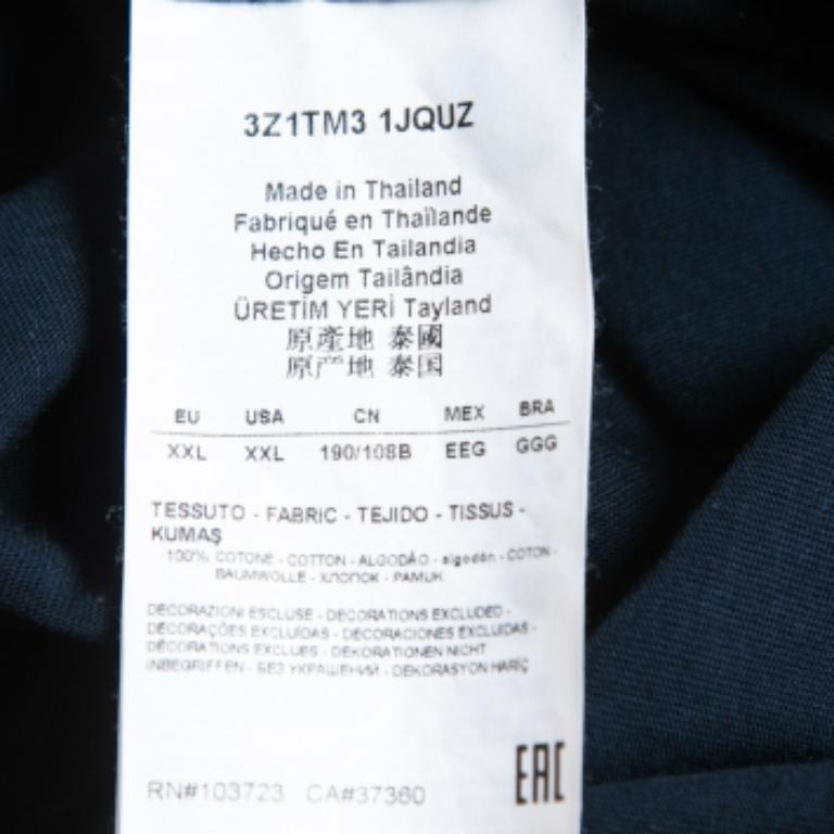 Una combinación perfecta de comodidad, lujo y estilo, ¡esta camiseta de diseño es una pieza imprescindible! Fabricada con materiales de calidad, esta creación puede combinarse con pantalones vaqueros y zapatillas deportivas para un look fresco.