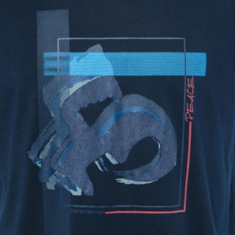 Emporio ARMANI Camiseta de punto de algodón estampado azul marino XXL en Bueno estado para la venta en Dubai, Al Qouz 2